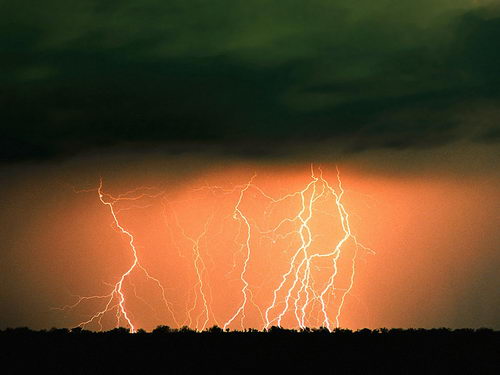 Небо, молнии.