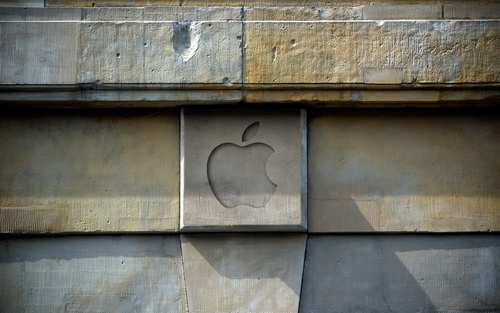 apple в городском пейзаже