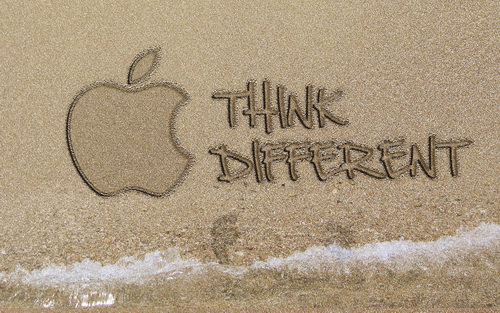 надпись apple think different на песке