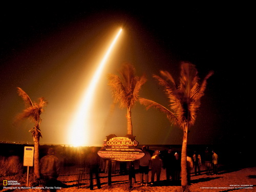 яркий луч ночью посреди неба